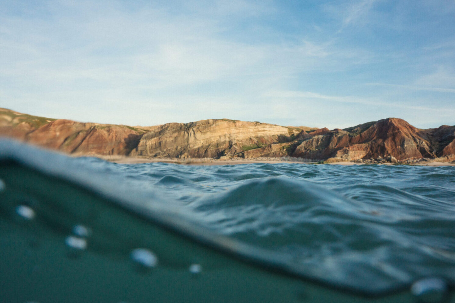 Surf em onda na costa de Peniche