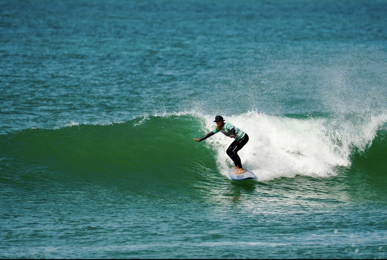 Inês Tralha a surfar uma onda em Peniche