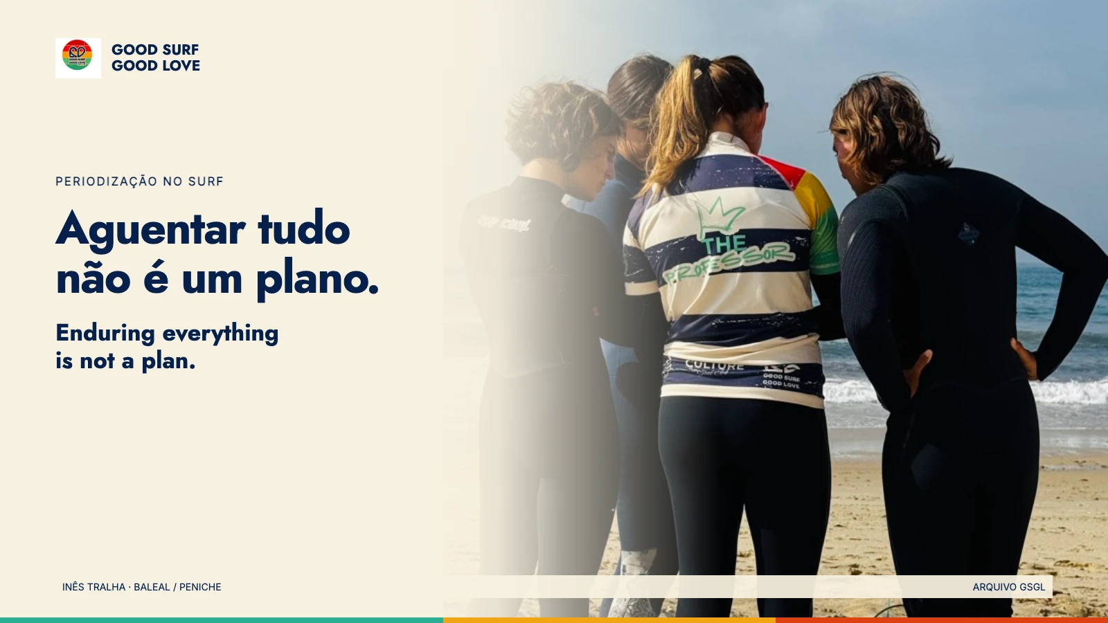 Treinadora em briefing com praticantes na praia. Título: Aguentar tudo não é um plano. Enduring everything is not a plan. Fotografia de arquivo GSGL.