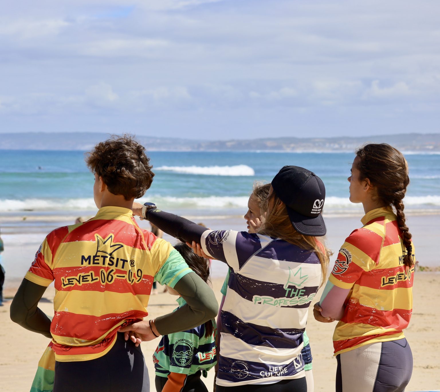 Explicação na praia a praticantes com licras METSIT® às riscas, na Good Surf Good Love.