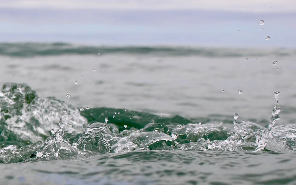 Salpicos e pequenas ondas à superfície do mar
