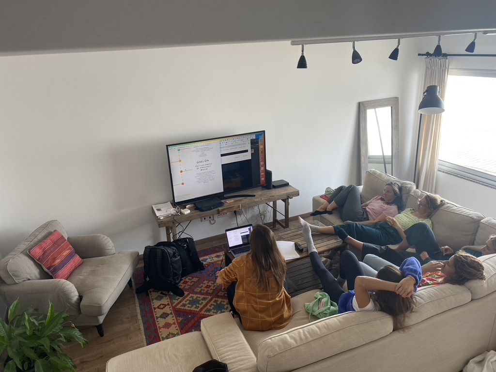 Pessoas num momento de convívio e aprendizagem nos sofás
