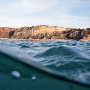 Mar e falésias da costa, fotografados ao nível da água